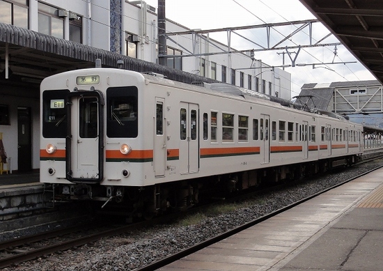 辰野駅にて 119系.jpg